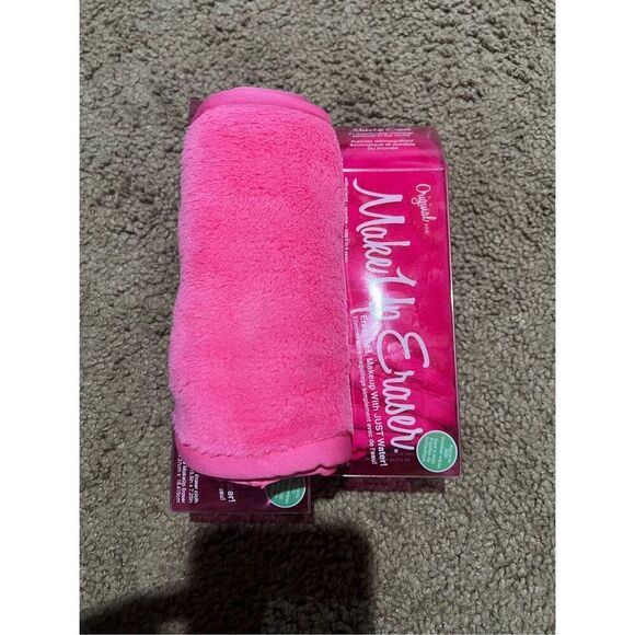 The Original MakeUp Eraser Effortlessly Remove All Makeup - Picture 8 of 9